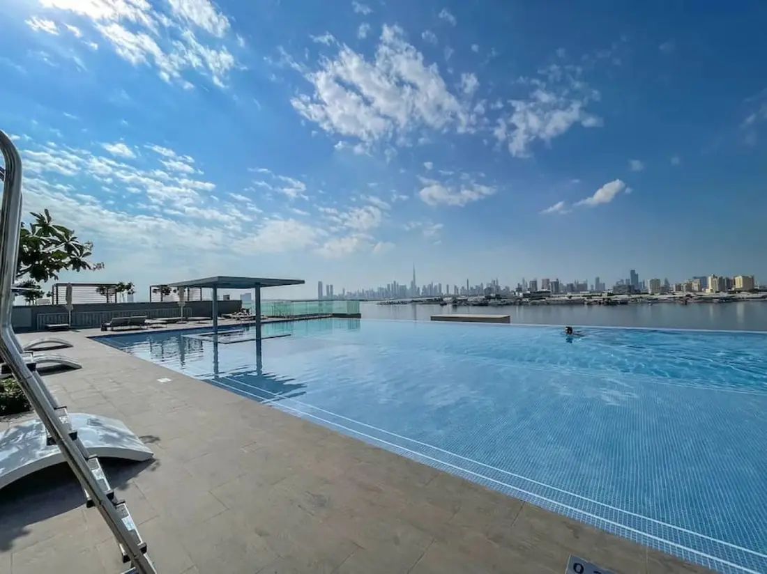 Piscine à débordement d'une résidence de Dubai Creek Harbour gérée par Medini Homes