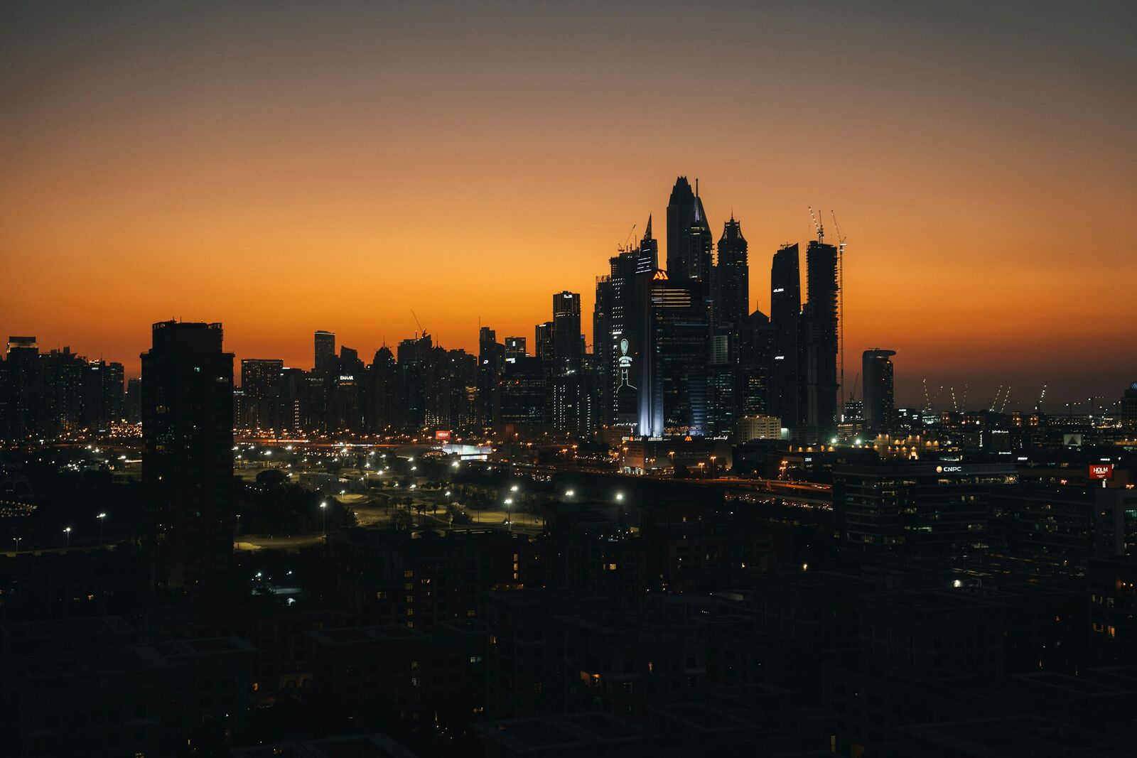 Dubai Marina et JLT au crépuscule, vues depuis un toit-terrasse
