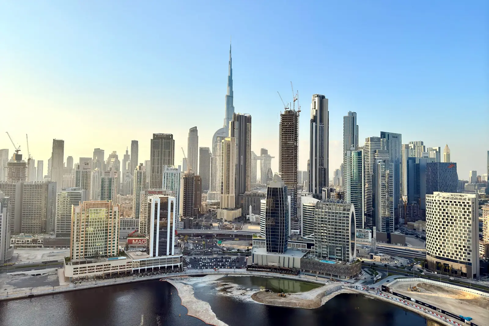 Le canal de Business Bay et Burj Khalifa en fin de journée