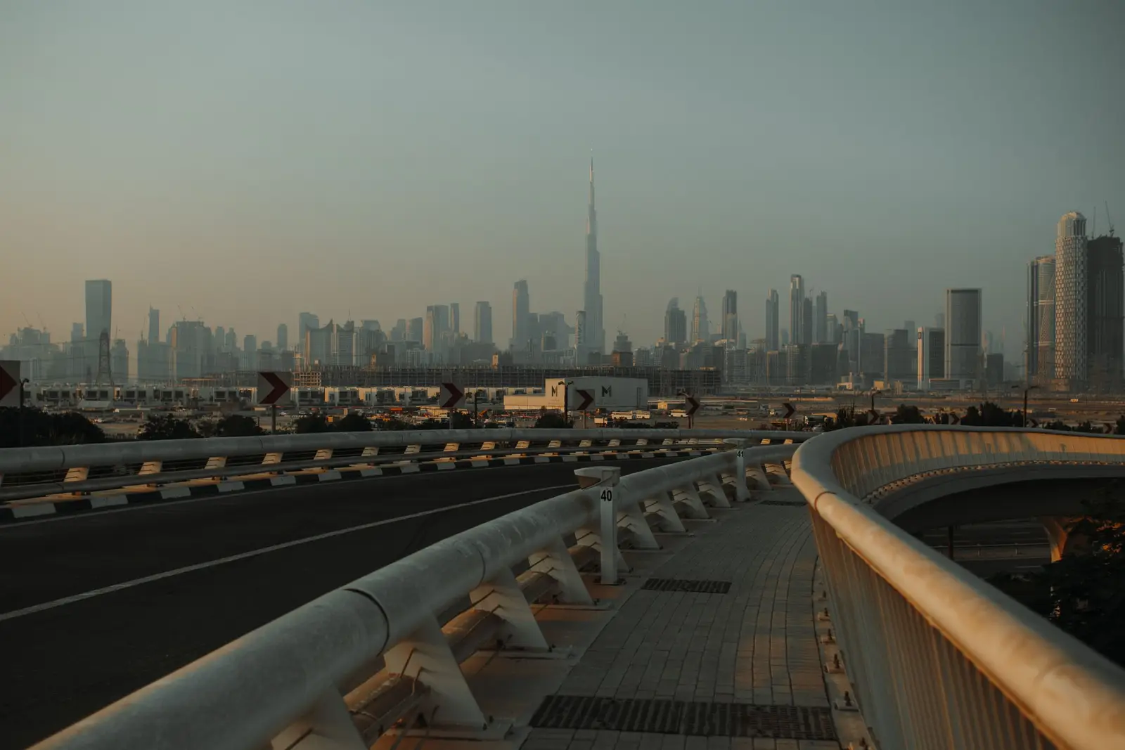 Le pont de Meydan, avec Downtown Dubai et Burj Khalifa en arrière-plan