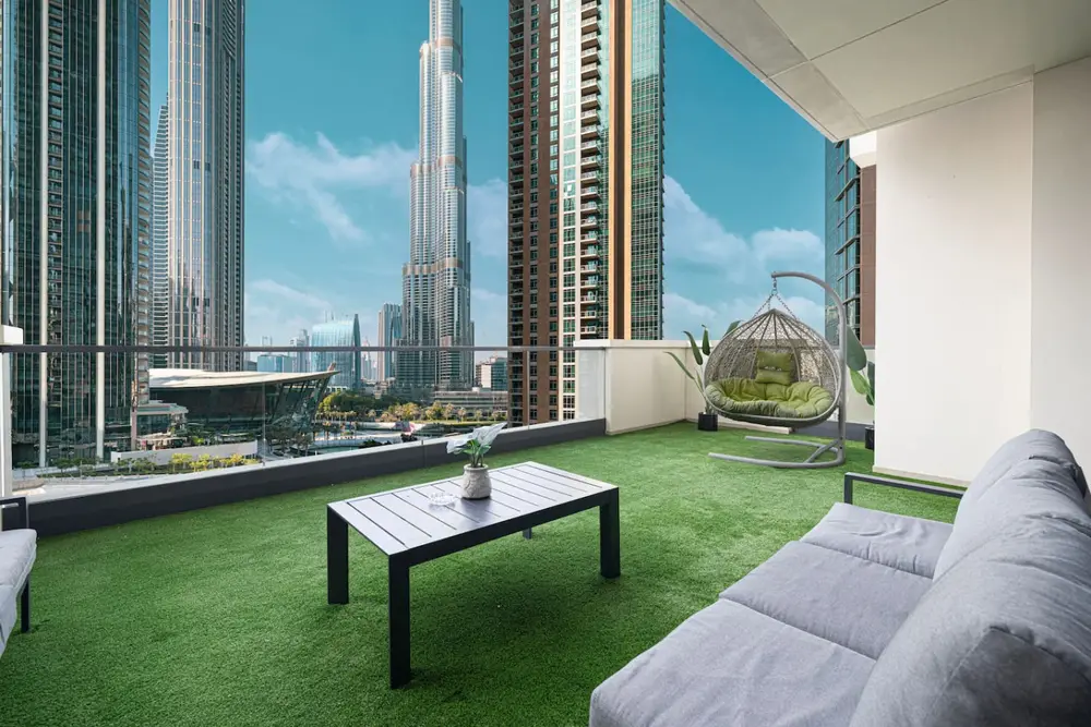 Terrasse d'un appartement géré par Medini Homes à Act One | Act Two, Downtown Dubai, face au Burj Khalifa