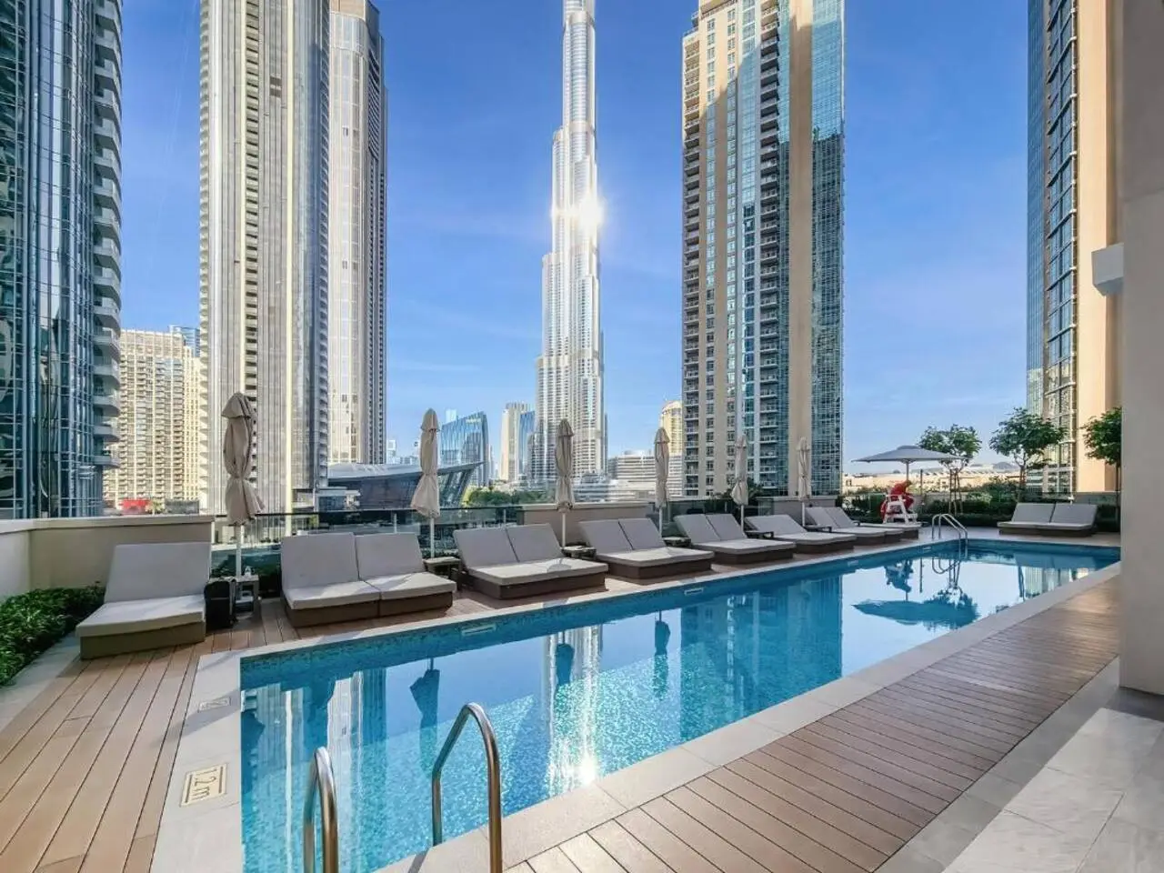 Piscine d'Act Two, Downtown Dubai · logement géré par Medini Homes